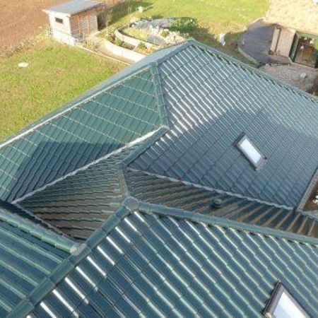 Grünes Steildach aus einer Vogelperspektive fotografiert - Dachdeckerei Bender