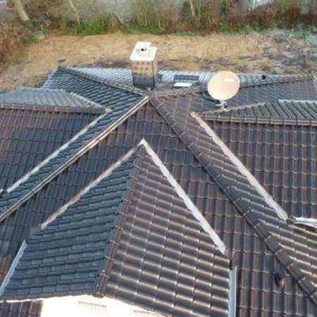 Schwarzes Steildach aus einer Vogelperspektive - Dachdeckerei Bender