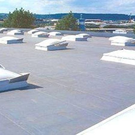 Flachdach mit Lüftungen - Dachdeckerei Bender