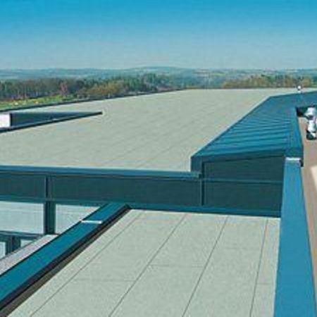 Flachdach auf einem großen Gebäude - Dachdeckerei Bender