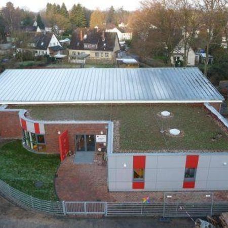 Flachdach mit Dachbegrünung  - Dachdeckerei Bender