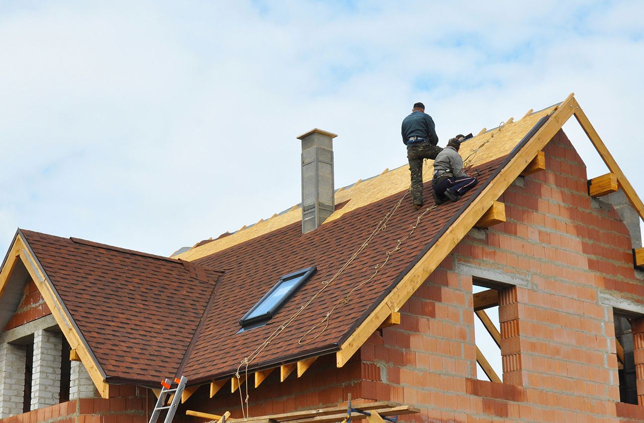 Dachdecker auf einem Steildach